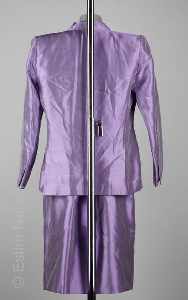 YVES SAINT LAURENT VARIATION (COLLECTION PRINTEMPS-ETE 2000) TAILLEUR en soie sauvage...