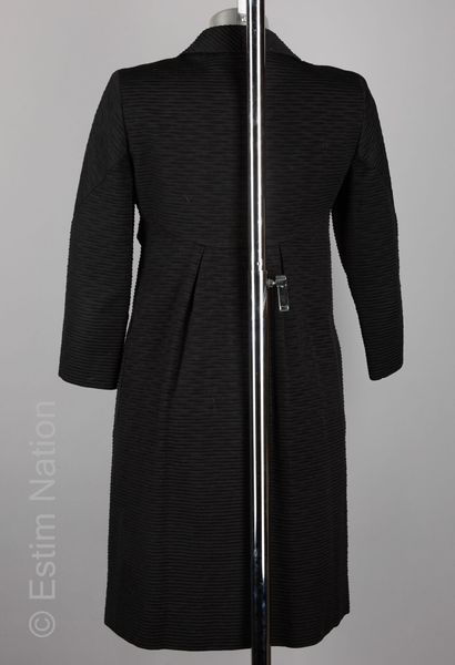 VALENTINO (1999) ENSEMBLE en coton mélangé nervuré noir, manteau agrémenté de deux...