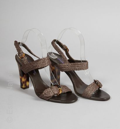 RALPH LAUREN PAIRE DE SANDALES en raphia tressé chocolat, boucles et talons en bakélite...