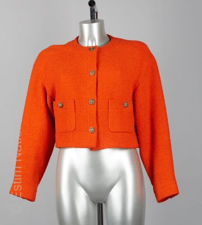 CHANEL Boutique circa 1980 COURTE VESTE en lainage bouclette orange, simple boutonnage...