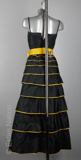 ANONYME Couture ROBE du soir en taffetas noire, importante jupe volantée superposée...