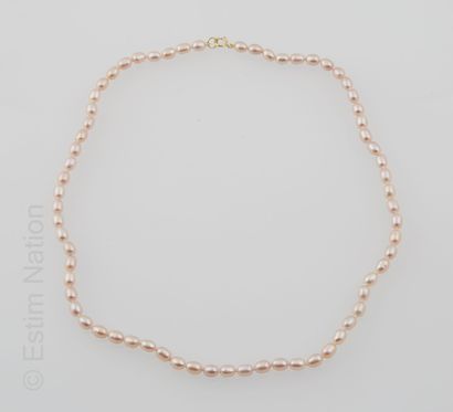 COLLIER PERLES Collier ras du cou composé de petites perles de culture rose de forme...