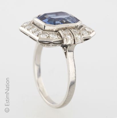 BAGUE ART DECO SAPHIR DIAMANTS Art Deco ring in platinum (950°/00) set with a step-cut...