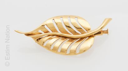 BROCHE OR Leaf brooch in 18K (750°/00) stamped yellow gold. Eagle head hallmark....