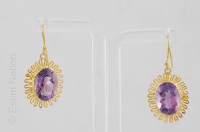 BOUCLES D'OREILLES AMETHYSTE Paire de pendants d'oreilles en argent doré 925/°° à...