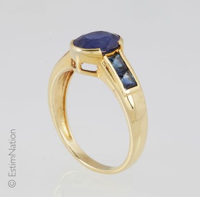 BAGUE VERMEIL ET SAPHIR Ring in vermeil (925 thousandths) decorated with a faceted...