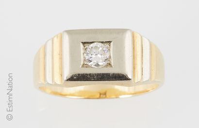 BAGUE OR DIAMANT Bague chevalière en or deux tons 18K (750°/00) centrée d'un diamant...