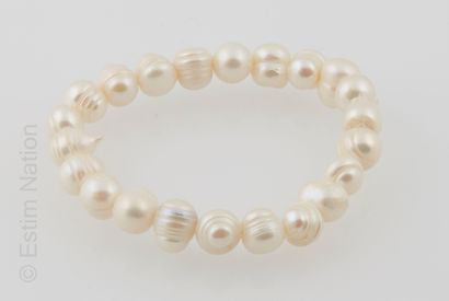 BRACELET PERLES Bracelet extensible composé de perles d'eau douce.