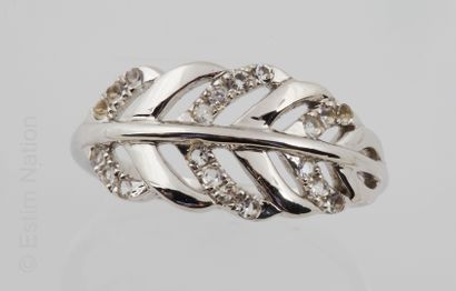 BAGUE OR ET TOPAZES Ring in white gold 9K (375 thousandths) with motive of "Leaf"...