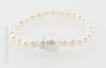 BRACELET PERLES Bracelet extensible composé de perles d'eau douce centrée d'une perle...