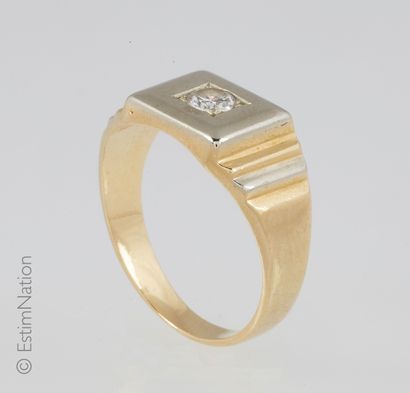 BAGUE OR DIAMANT Ring in two-tone 18K (750°/00) gold centered with a modern round...