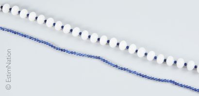 Colliers perles Deux colliers : l'un alternant billes aplaties de quartz (chocs et...