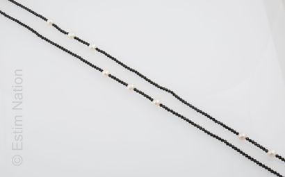 SAUTOIR CRISTAL PERLES Sautoir composé de perles de cristal noir facettées alternées...