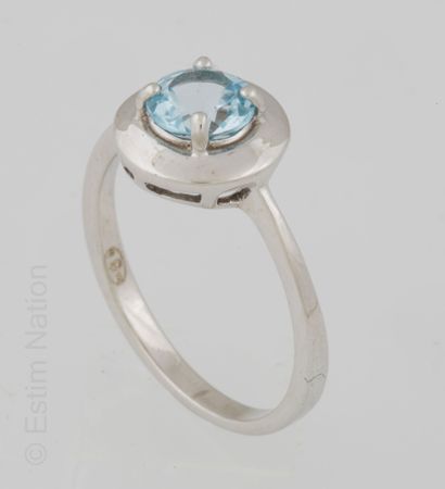 BAGUE ARGENT ET TOPAZE Silver ring (925 thousandths) decorated with a round topaz...
