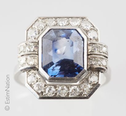 BAGUE ART DECO SAPHIR DIAMANTS Art Deco ring in platinum (950°/00) set with a step-cut...