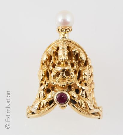 BAGUE OR PERLE Ring centered on a deity from the Indian pantheon in 18K yellow gold...