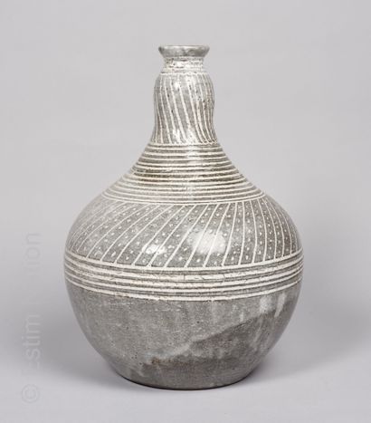 Céramiques XXe siècle Vase en grès émaillé gris nuancé à décor de liserés, rayures...
