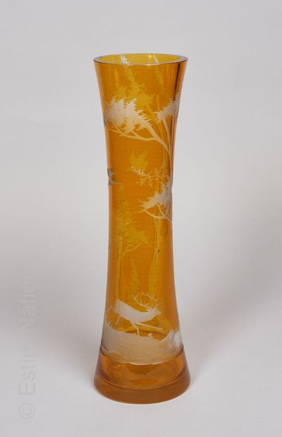 VERRERIE - XXEME SIECLE Haut vase évasé en cristal de Bohême à fond jaune, à décor...