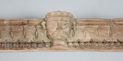 INDE - ARTS DECORATIFS INDIA



Carved wooden architectural element forming a door...