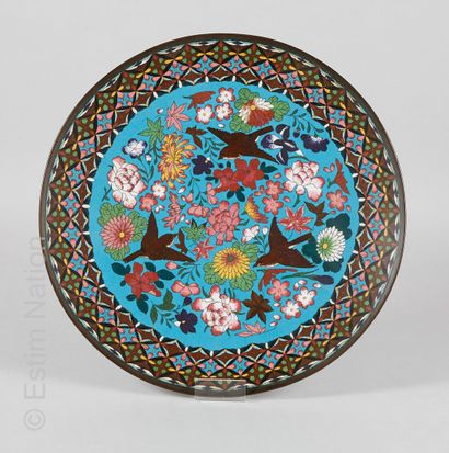 IMARI JAPON



Deux grands plats en porcelaine à décor polychrome en bleu sous couverte,...