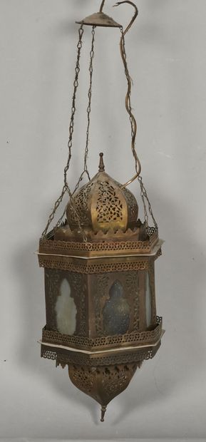 ARTS DECORATIFS - ORIENT Pair of lanterns in openwork brass, simulating a minaret,...