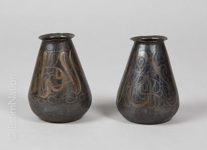 ARTS DECORATIFS XXE - DINANDERIE Paire de vases piriformes damasquinés à décor de...