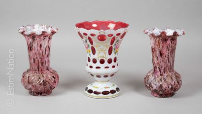 VERRERIE Grand vase en verre overlay rose et blanc à col crénelé, le corps à décor...