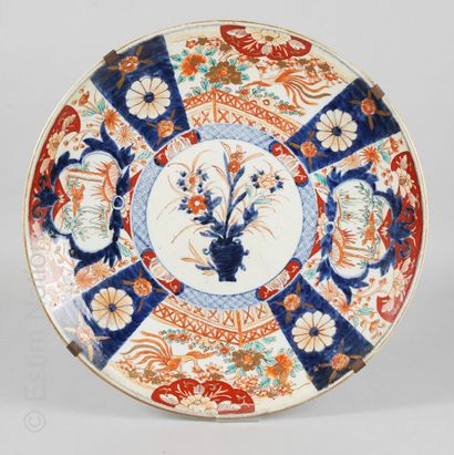 IMARI JAPON



Deux grands plats en porcelaine à décor polychrome en bleu sous couverte,...