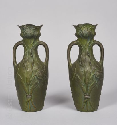 ART NOUVEAU - VASES Paire de vases à deux anses en régule à patine verte, le col...
