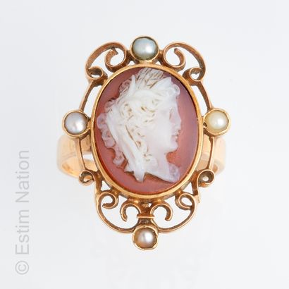 BAGUE CAMÉE Ring in 18K yellow gold (750°/00) set with a cameo on chalcedony showing...