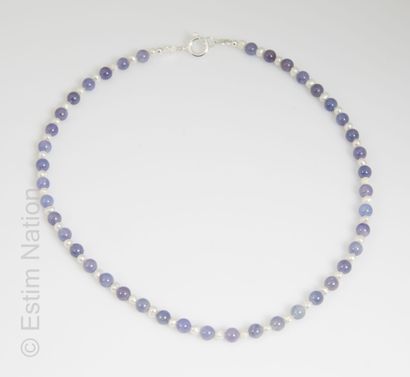 COLLIER TANZANITE ET PERLES DE CULTURE Collier ras du cou composé de perles de tanzanite...