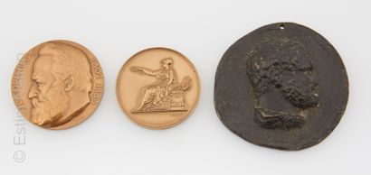 MÉDAILLES Ensemble de trois médailles : 

- Médaille à l'effigie de Victor Hugo en...