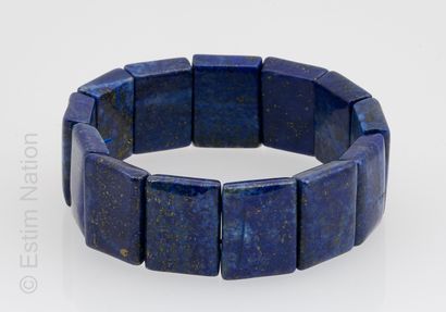 BRACELET LAPIS-LAZULI Bracelet extensible composé de plaques rectangulaires de lapis-lazuli....