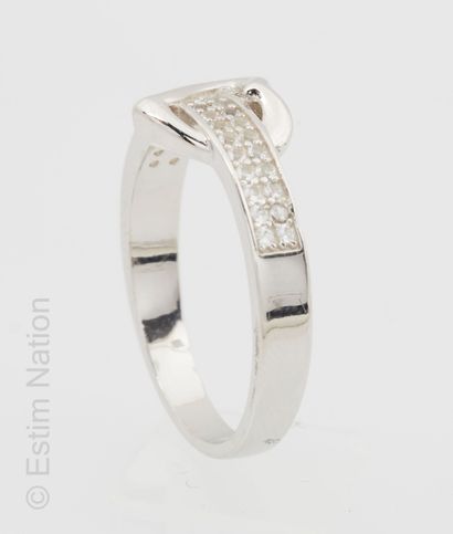BAGUE "COEUR" ARGENT ET TOPAZES BLANCHES Ring in silver (925 thousandths) paved with...