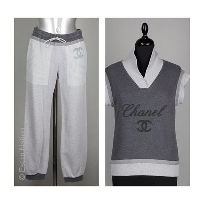 CHANEL (2010) ENSEMBLE DE SURVETEMENT en éponge de coton gris : sweater sans manches...