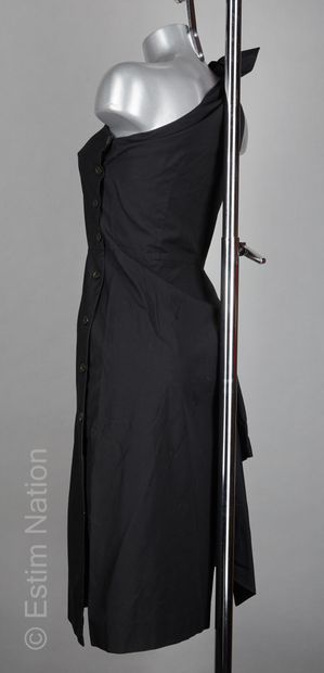 GUY LAROCHE BOUTIQUE COLLECTION PARIS, CIRCA 1980 ROBE en coton noir à manches asymétriques...