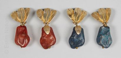 CELINE T. SAXE DEUX PAIRES DE PENDANTS D'OREILLES clips en métal doré et résine (signées...