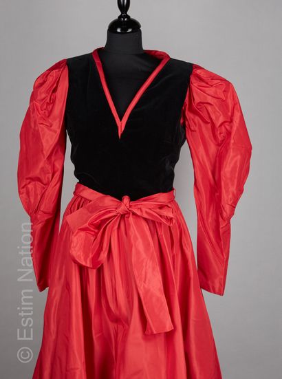 GUY LAROCHE PARIS BOUTIQUE COLLECTION CIRCA 1980 ROBE en taffetas rouge, corsage...