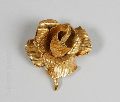 CHRISTIAN DIOR (1969) BROCHE en métal doré figurant une rose (signée et datée) (6...