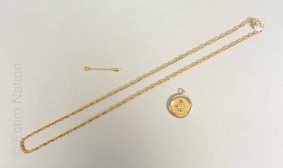 CHANEL (FIN 1970), CHANEL COLLIER chaîne en métal doré (signé), fermoir circulaire...