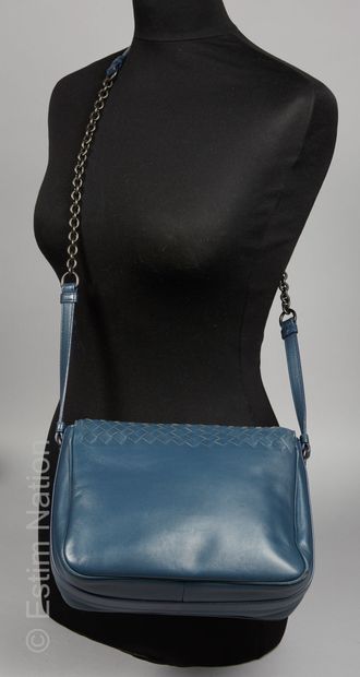 BOTTEGA VENETA SAC à rabat en agneau lustré bleu pétrole, intérieur en alcantara,...