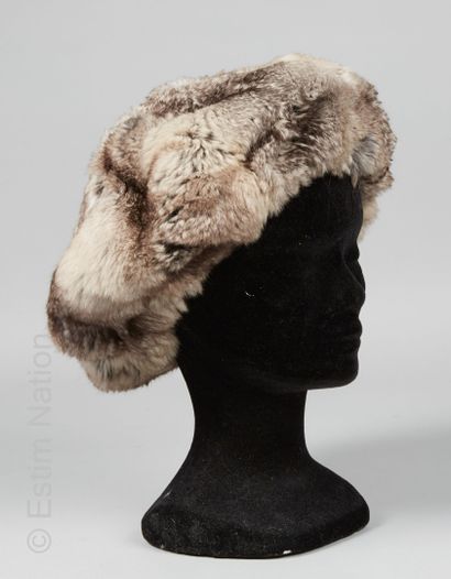 CHOMBERT, PIERRE CARDIN MODES PARIS VINTAGE, ANONYME TOQUE in natural chinchilla...