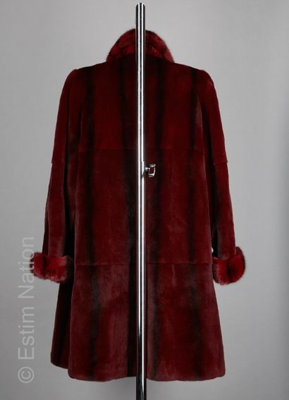 DINAH FOURRURES Reversible coat in garnet and black glossy castorette, collar and...