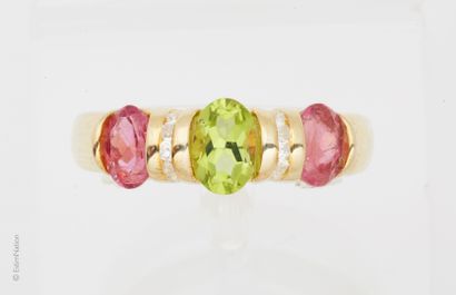 BAGUE VERMEIL, TOURMALINES ET PÉRIDOTS Bague en vermeil (925 millièmes), ornée de...