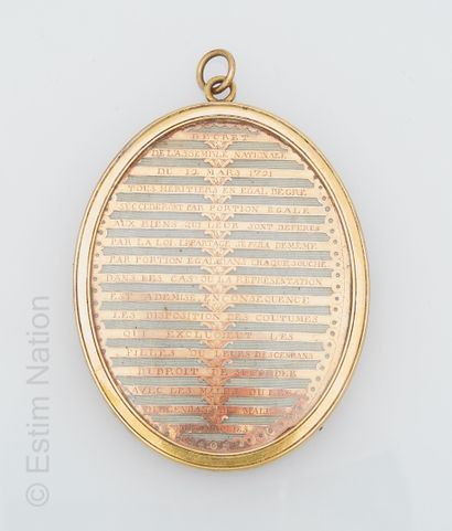 MEDAILLON OVALE DECRET 1791 Pendentif ovale en laiton doré célébrant le décret du...