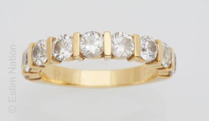 ALLIANCE OR DIAMANTS Demi alliance en or jaune 18K (750°/00) sertie de neuf diamants...
