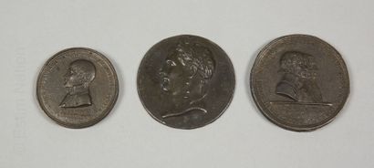 SOUVENIRS HISTORIQUES Trois médailles en fonte de fer :

- « Les trois consuls »....
