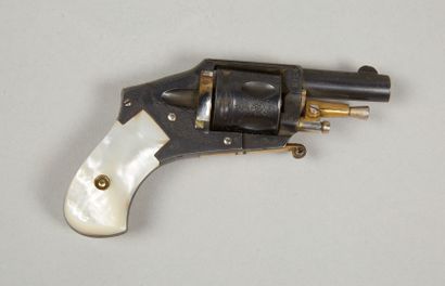 ARMES Petit revolver Hammerless, 6 coups, calibre 6mm. 

Détente pliante. 

Finition...