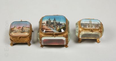 SOUVENIRS DE DIJON ET ORLEANS Réunion de trois coffrets à bijoux en laiton doré et...