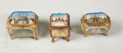 Souvenirs de Paris Réunion de trois coffrets à bijoux en laiton doré et verre biseauté,...